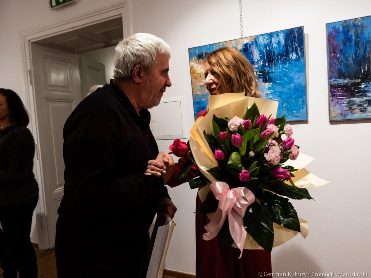 Ludwika Koczut z uczestnikiem wernisażu
