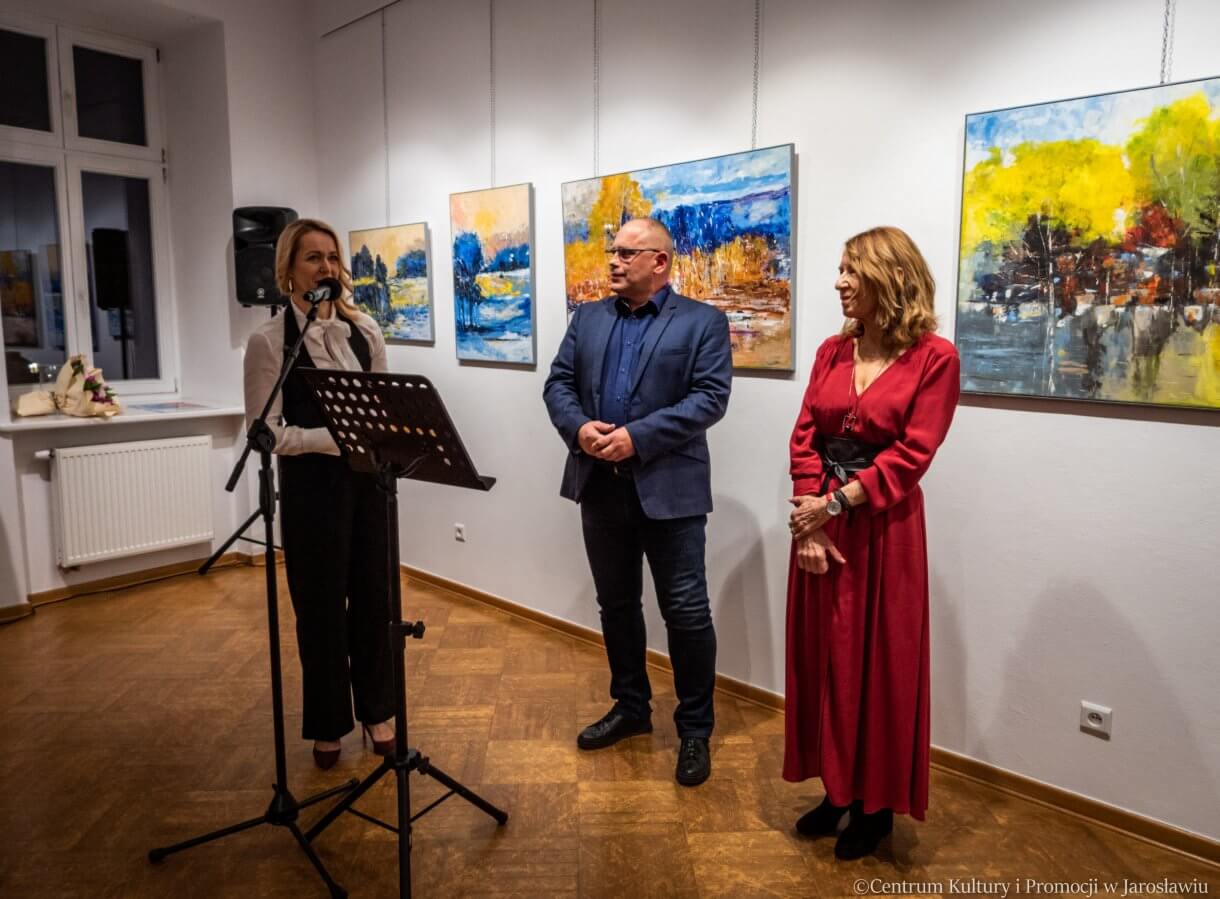 Bernadeta Korczewska pracownik CKiP, dyrektor CKiP oraz Ludwika Koczut autorka wystawy