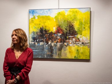 „W drodze” z malarstwem Ludwiki Koczut Ludwika Koczut na tle obrazu