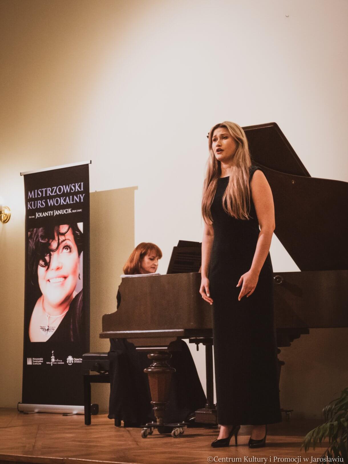 uczestnicy koncertu finałowego II Mistrzowskiego Kursu Wokalnego dr hab. Jolanty Jancik prof. UMFC