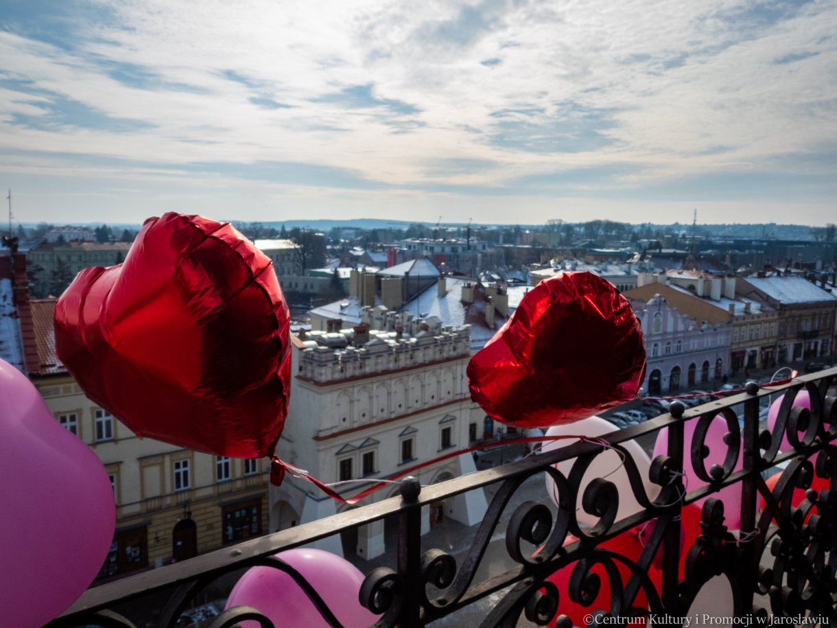 balony w kształcie serca umieszczone na balustradzie wieży jarosławskiego ratusza w tle panorama miasta