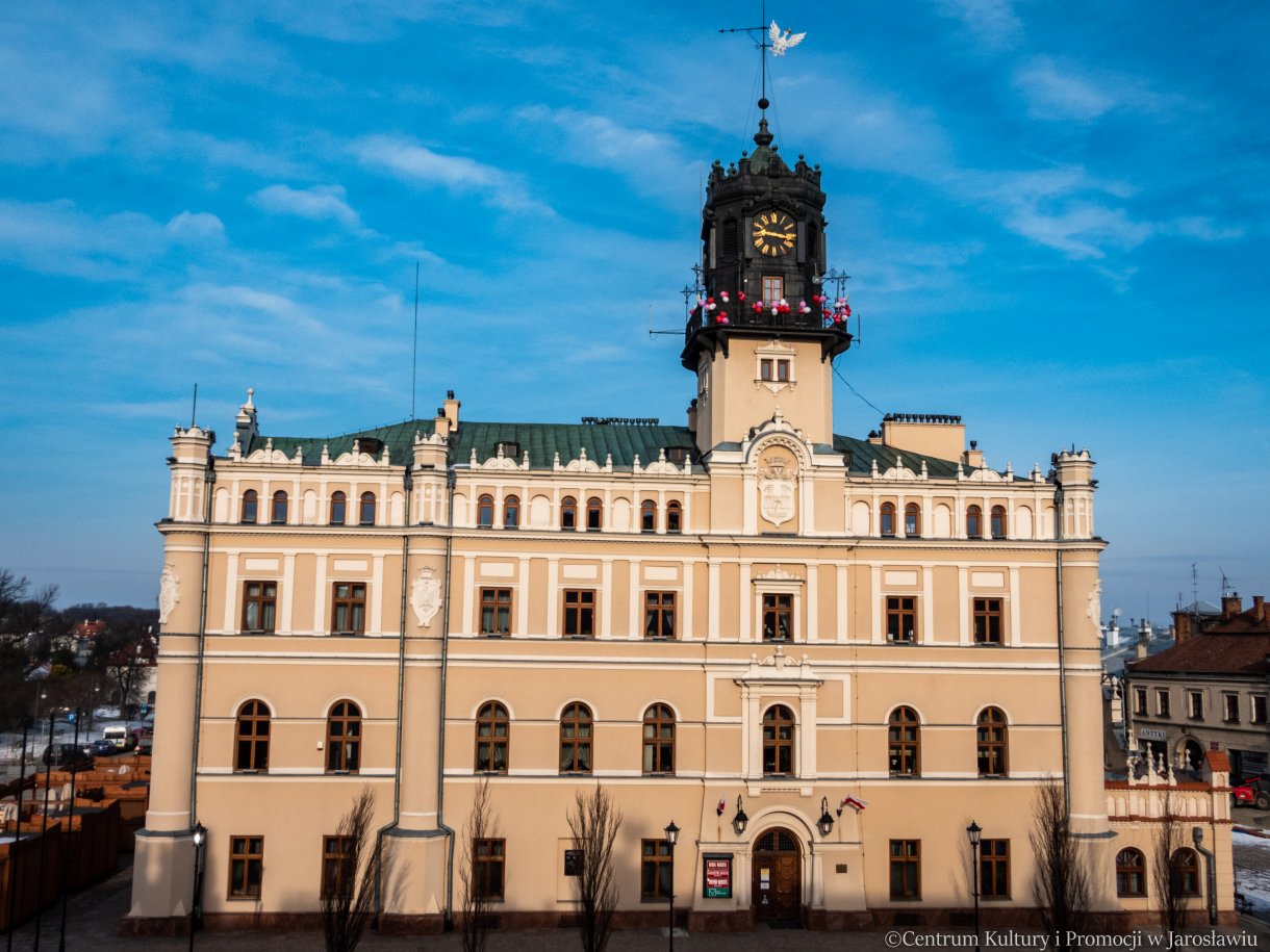 jarosławski ratusz- wieża udekorowana kolorowymi balonami z okazji akcji zakochani w podziemiach