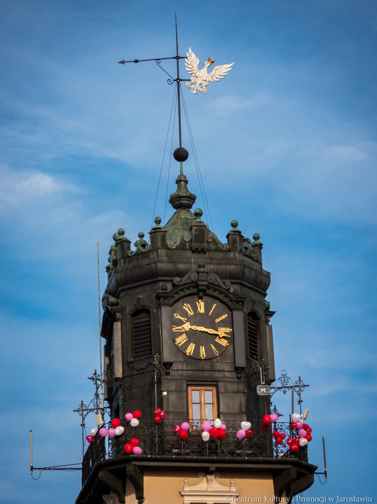 wieża jarosławskiego ratusza udekorowana balonami z okazji akcji 
