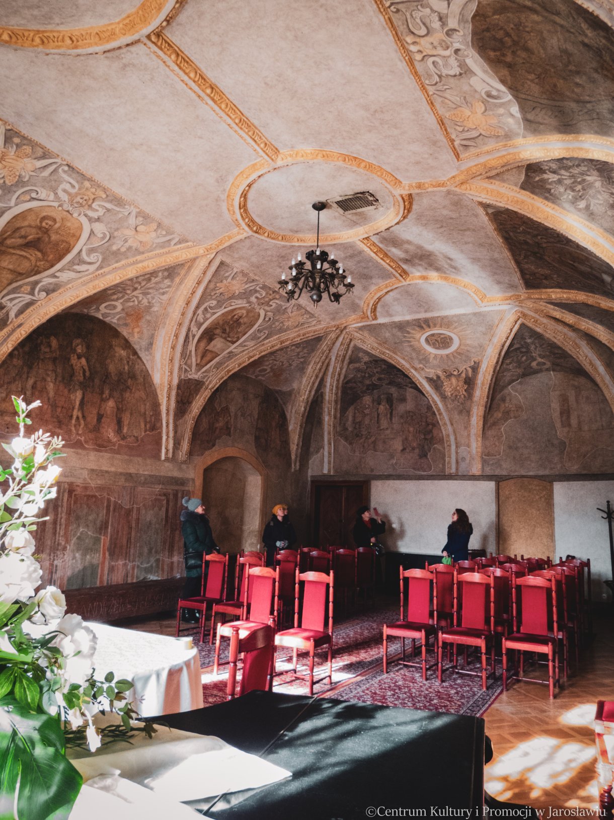 uczestnicy akcji Zakochani w podziemiach podczas zwiedzania - Sala Ślubów