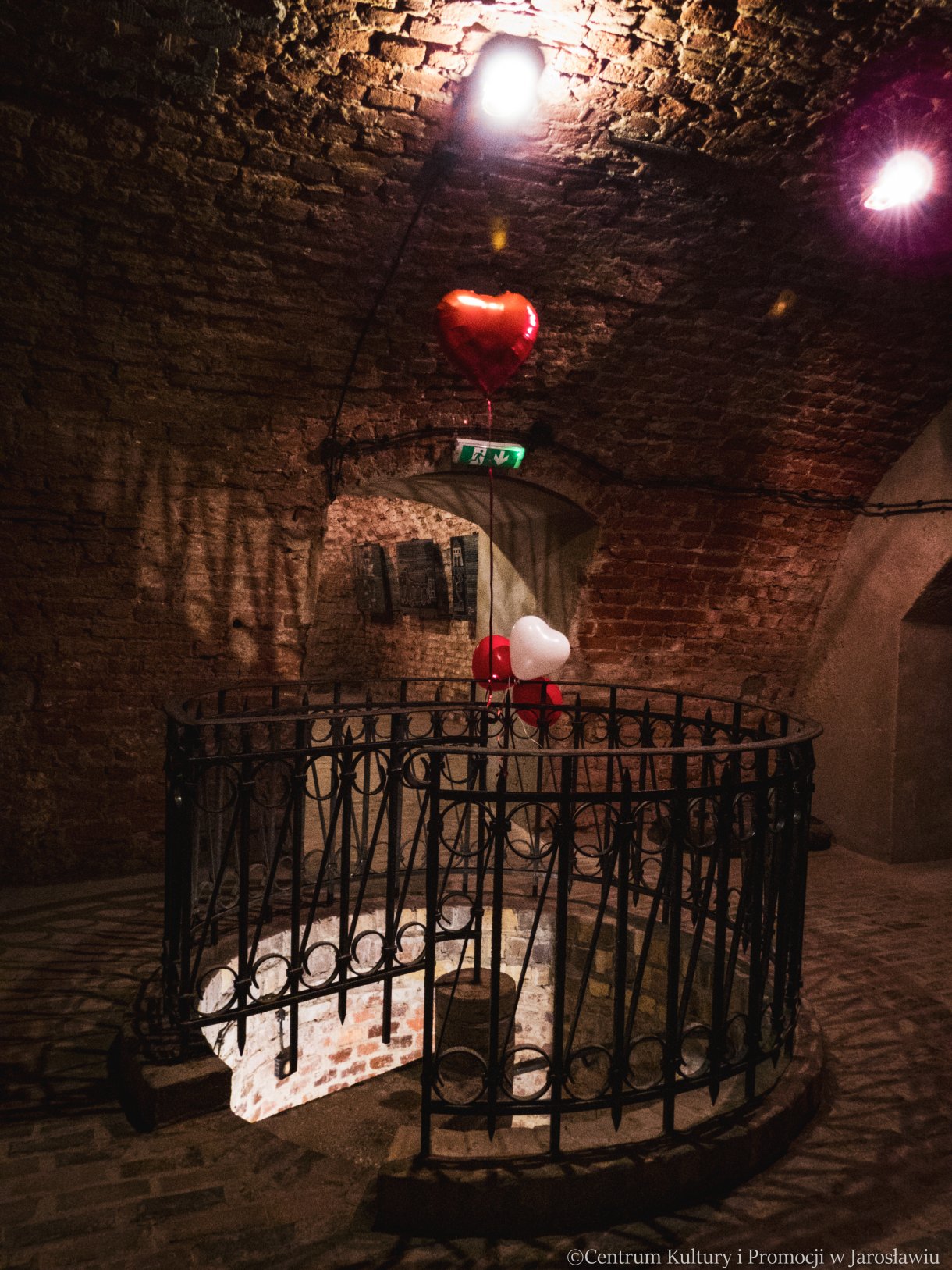 udekorowana balonami podziemna trasa turystyczna im. prof. Feliksa Zalewskiego