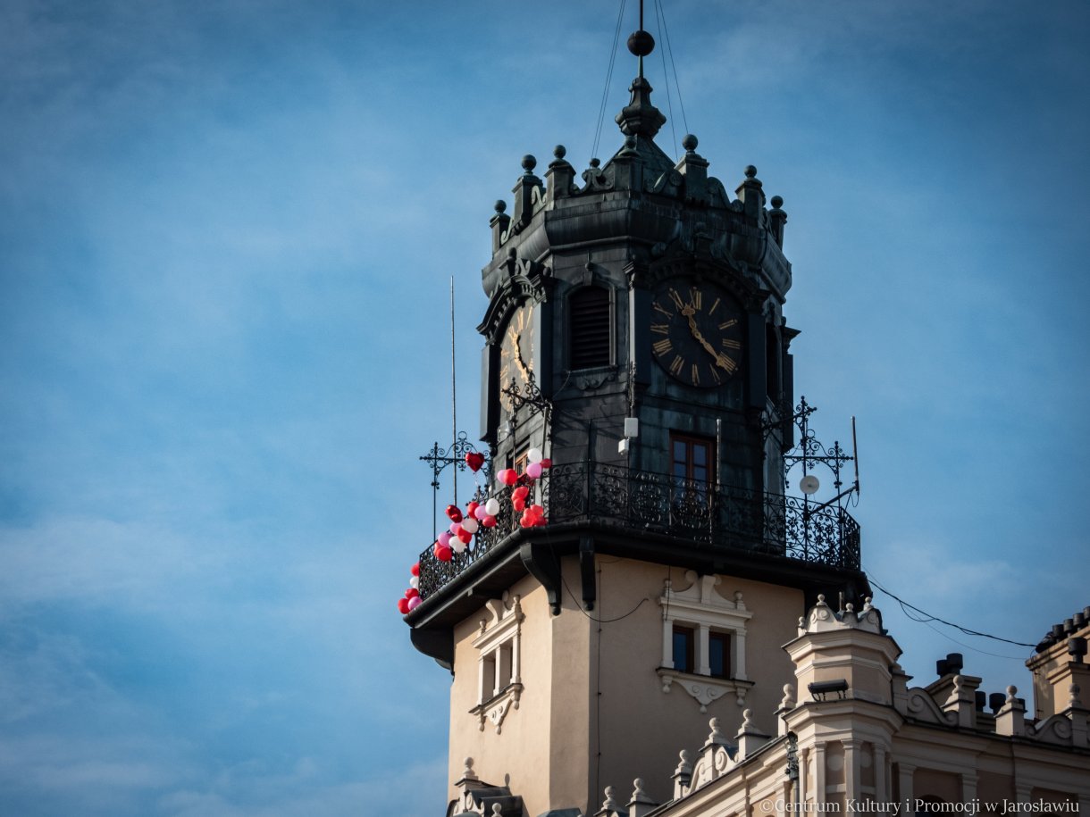 widok na wieżę jarosławskiego ratusza