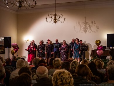 członkowie Kabaretu "Młodzi Duchem" podczas występu