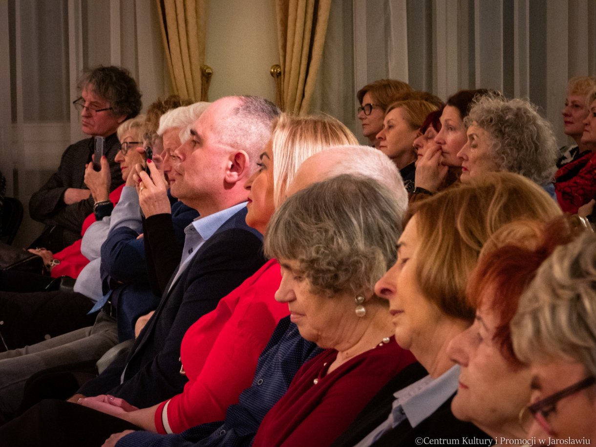 publiczność obecna na występie kabaretu Młodzi Duchem
