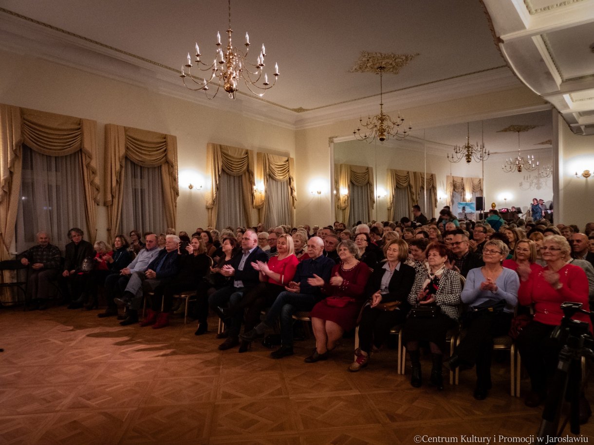 publiczność obecna w Sali Lustrzanej podczas występu Kabaretu Młodzi Duchem