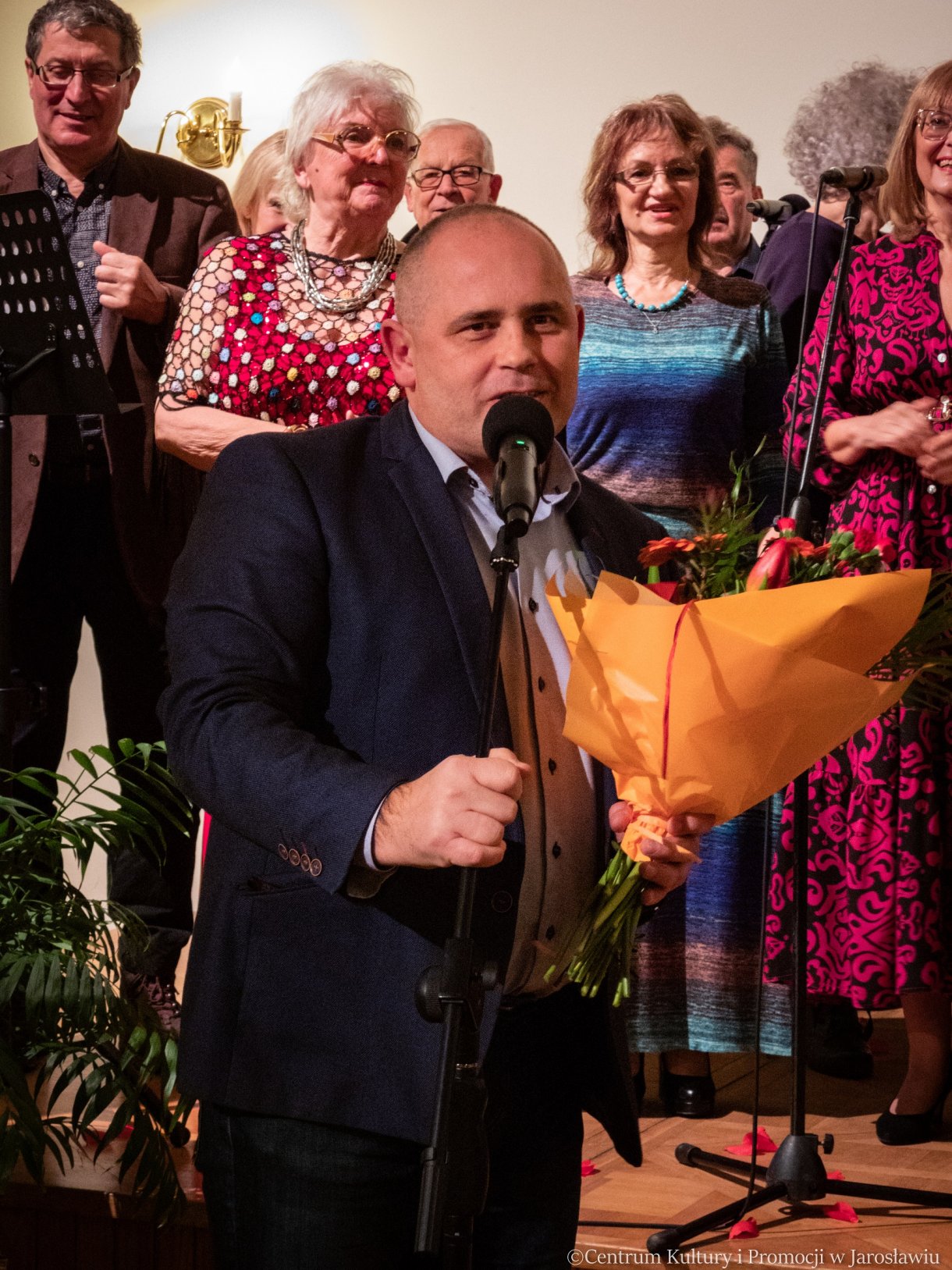 Dyrektor Centrum Kultury i Promocji w Jarosławiu podczas występu artystycznego