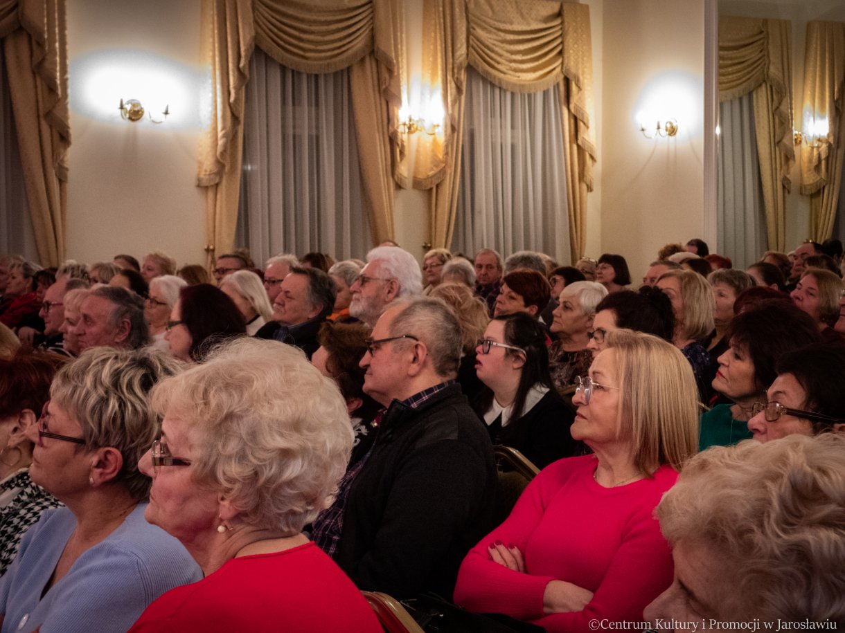 publiczność w Sali Lustrzanej obecna na występie kabaretu Młodzi Duchem