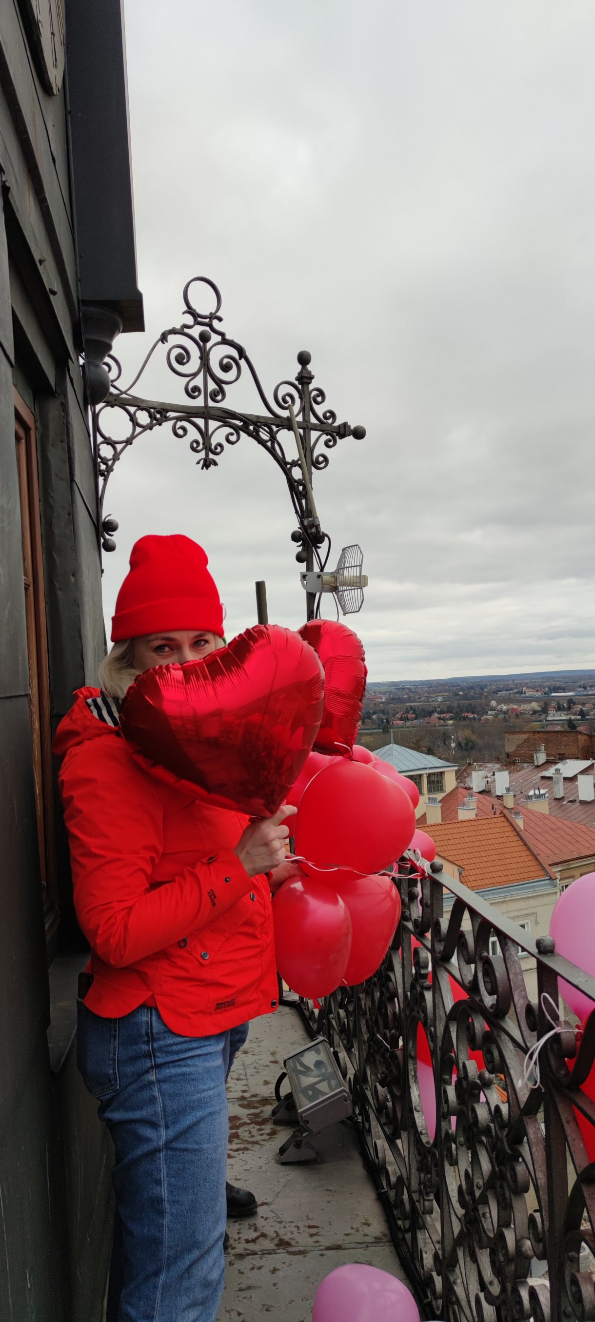 balony w kształcie serca umieszczone na balustradzie wieży jarosławskiego ratusza w tle panorama miasta