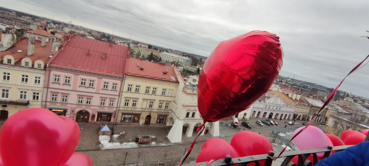 balony w kształcie serca umieszczone na balustradzie wieży jarosławskiego ratusza w tle panorama miasta