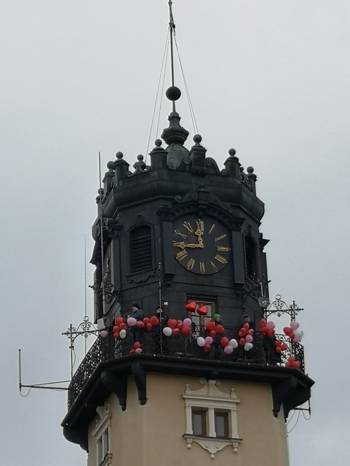 widok na udekorowany jarosławski ratusz