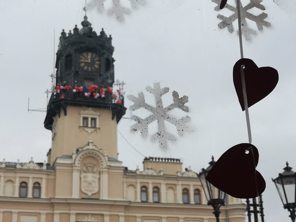 widok na udekorowany jarosławski ratusz