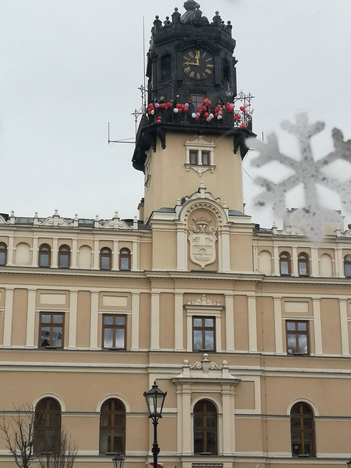 widok na udekorowany jarosławski ratusz