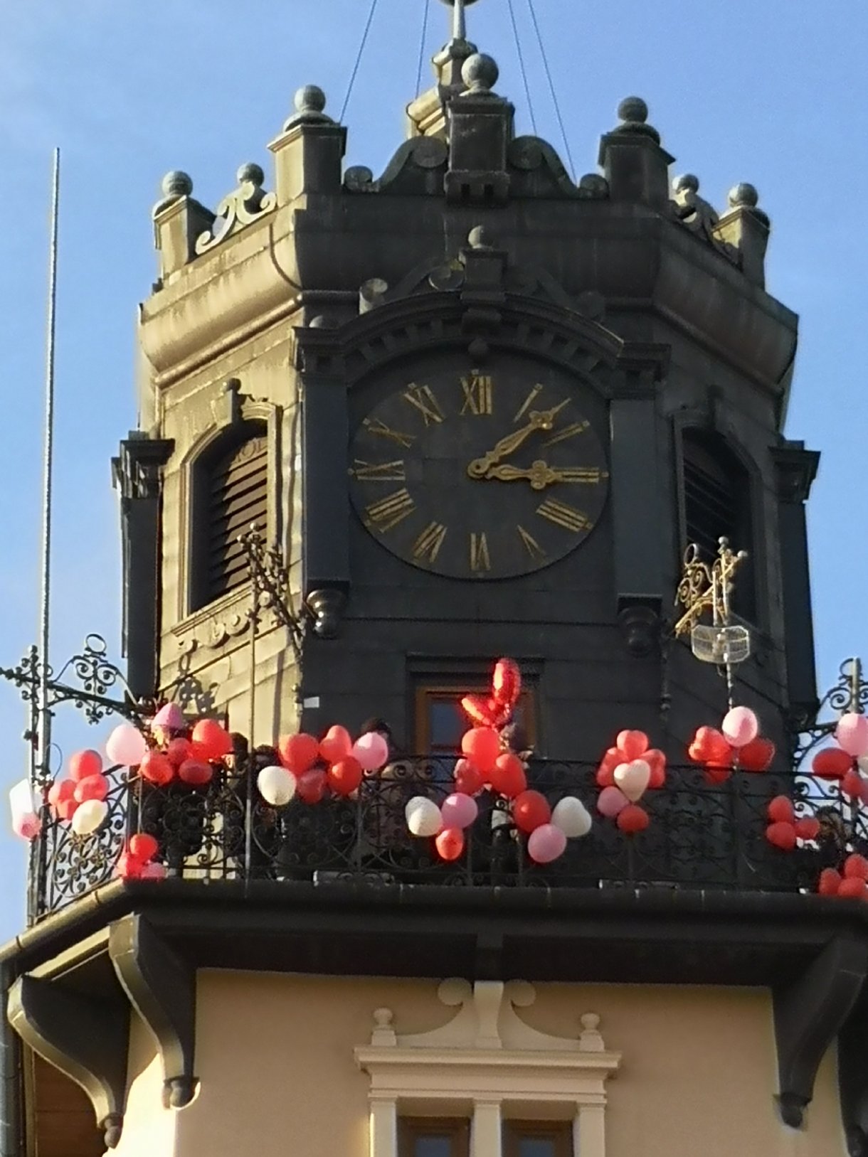 wieża jarosławskiego ratusza udekorowana balonami z okazji akcji 