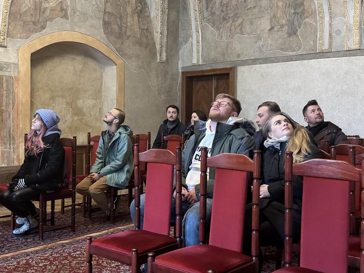 uczestnicy akcji Zakochani w podziemiach podczas zwiedzania