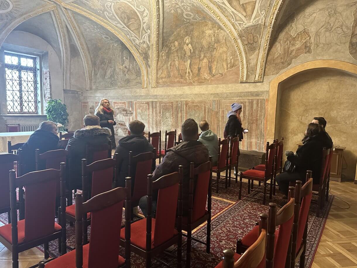 uczestnicy akcji Zakochani w podziemiach podczas zwiedzania