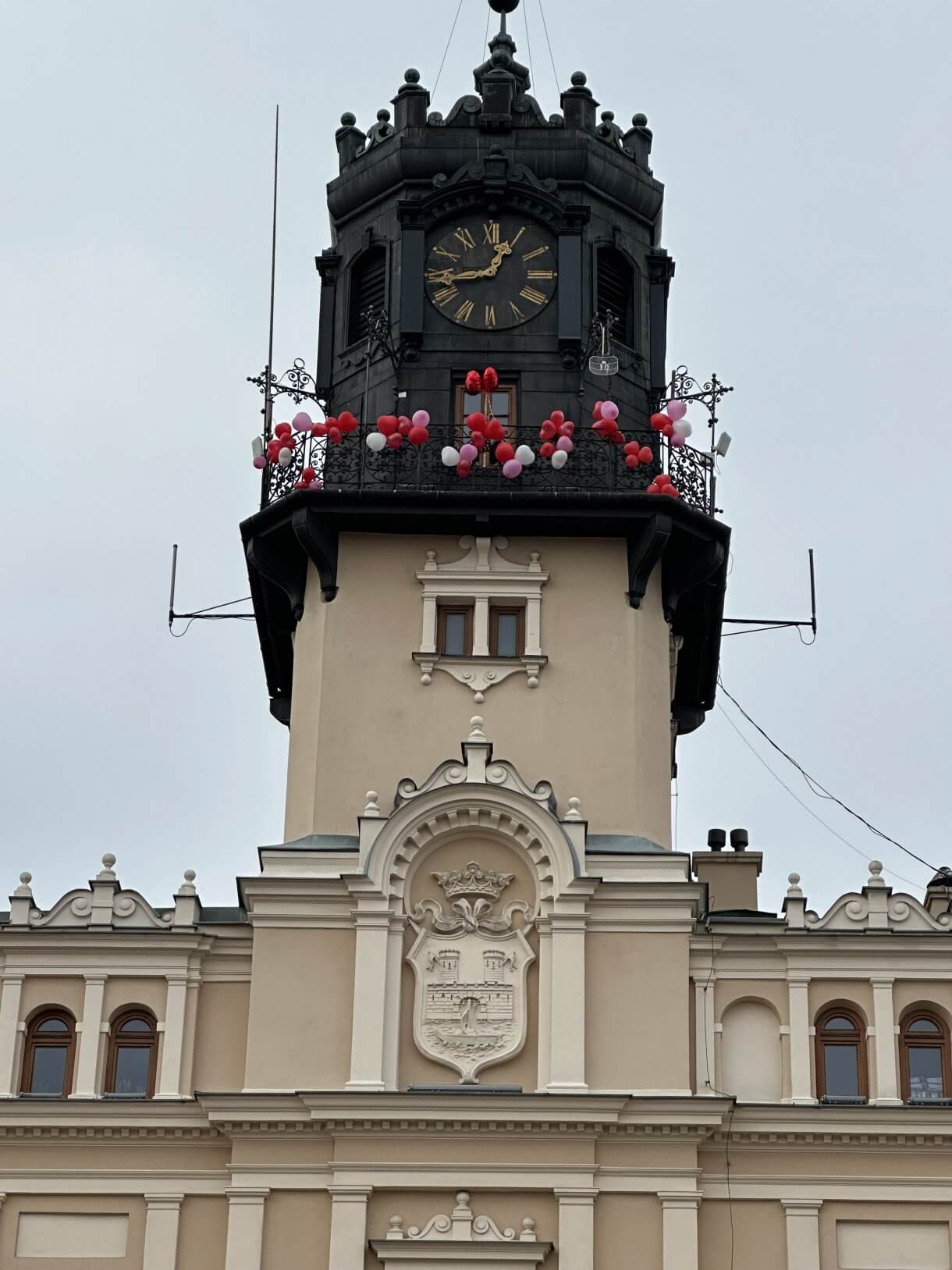 wieża jarosławskiego ratusza udekorowana balonami z okazji akcji 
