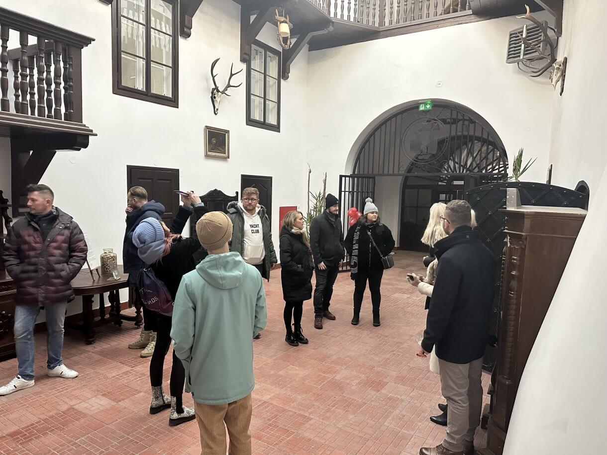 uczestnicy akcji Zakochani w podziemiach podczas zwiedzania