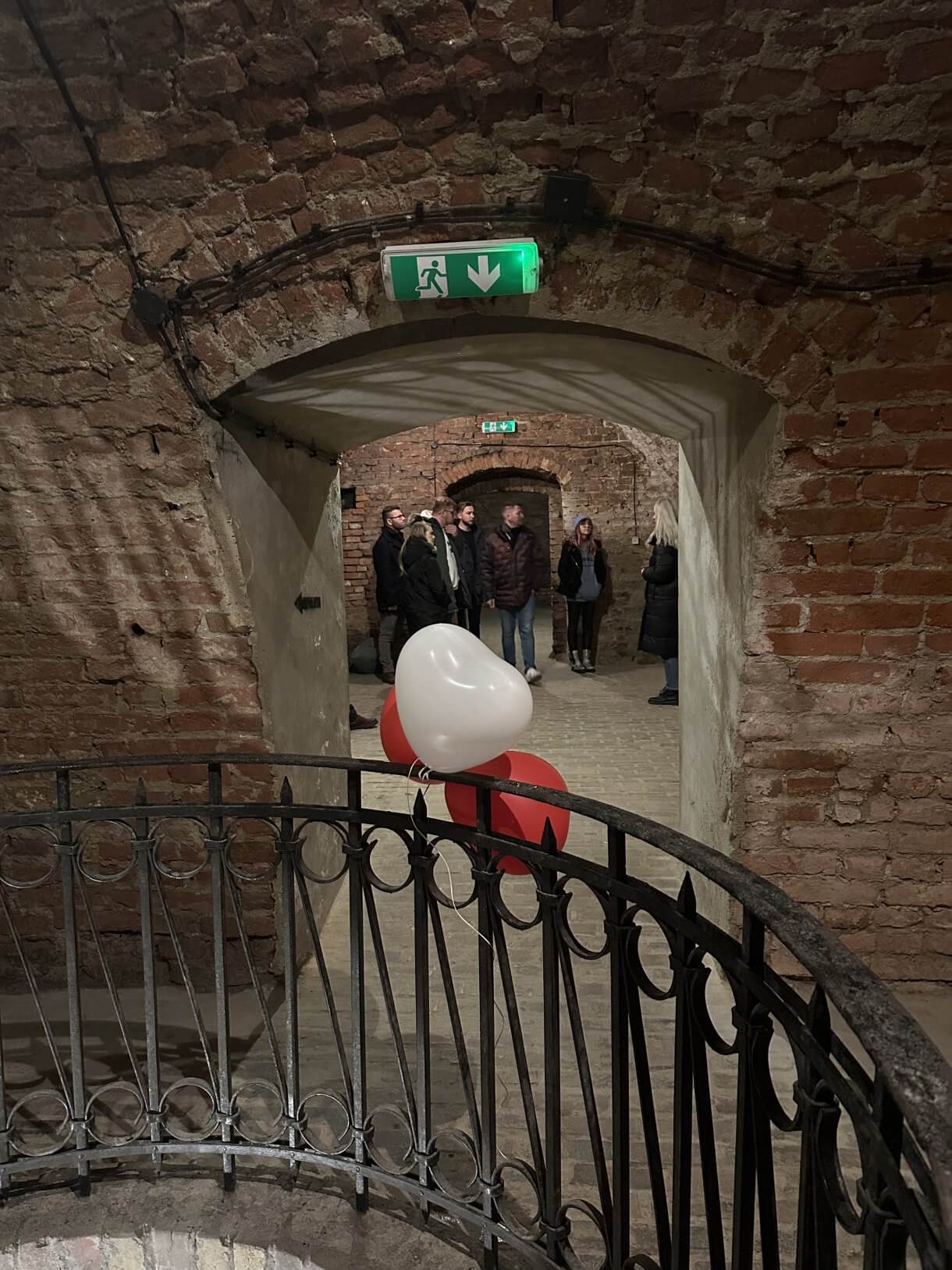 uczestnicy akcji Zakochani w podziemiach podczas zwiedzania