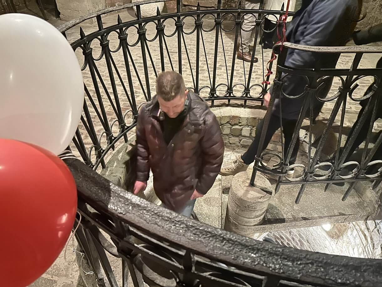 uczestnicy akcji Zakochani w podziemiach podczas zwiedzania