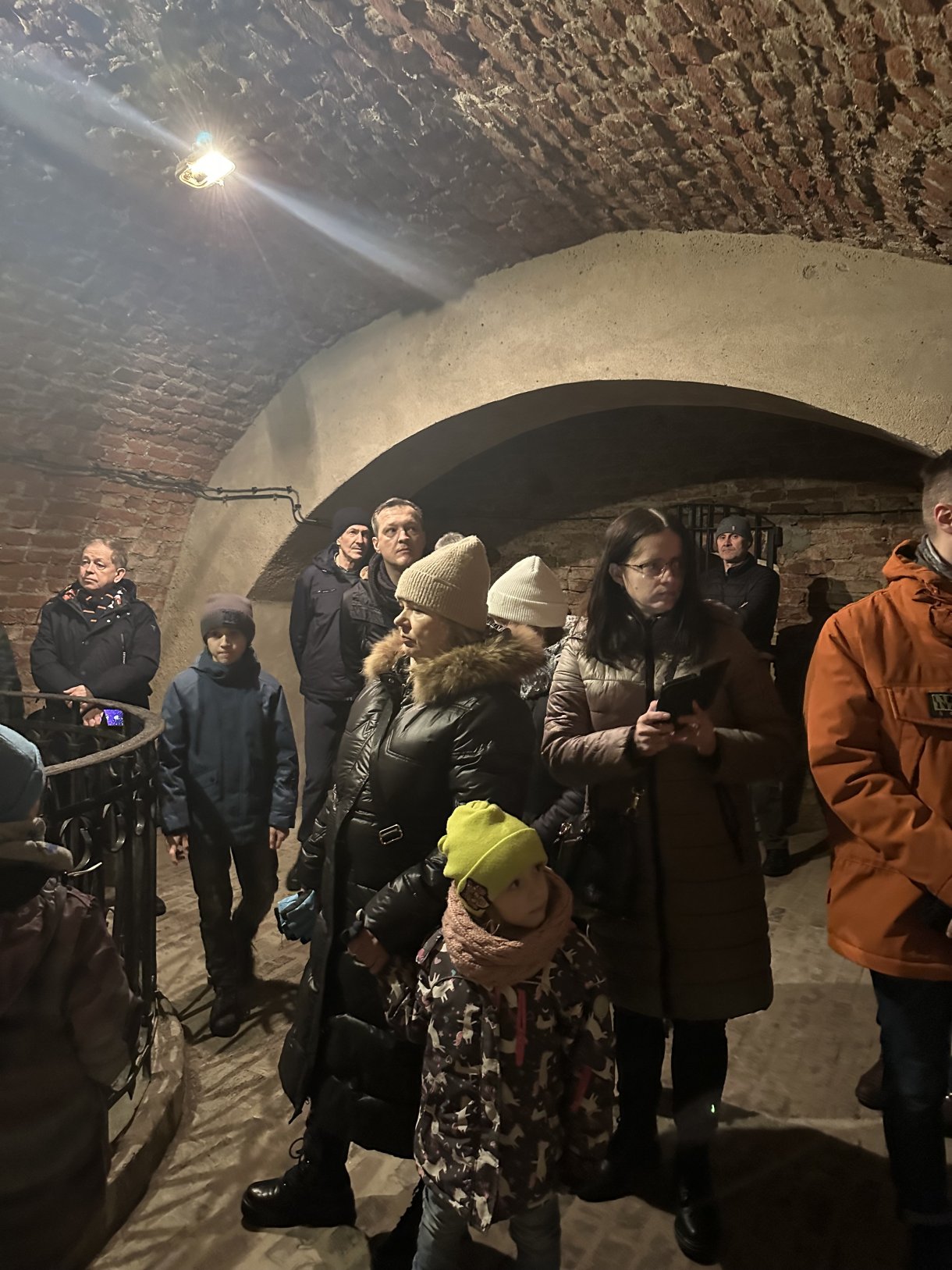 uczestnicy akcji Zakochani w podziemiach podczas zwiedzania