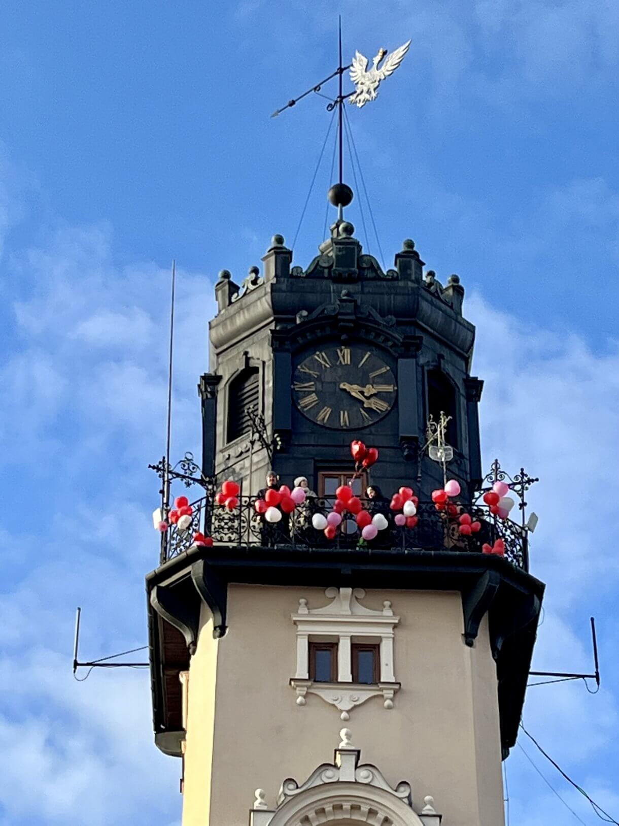 wieża jarosławskiego ratusza udekorowana balonami z okazji akcji 