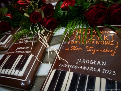 Niezapomniany Festiwal Muzyki Fortepianowej pamiątkowe pierniki i kwiaty z okazji Festiwalu Muzyki Fortepianowej im. Marii Turzańskiej