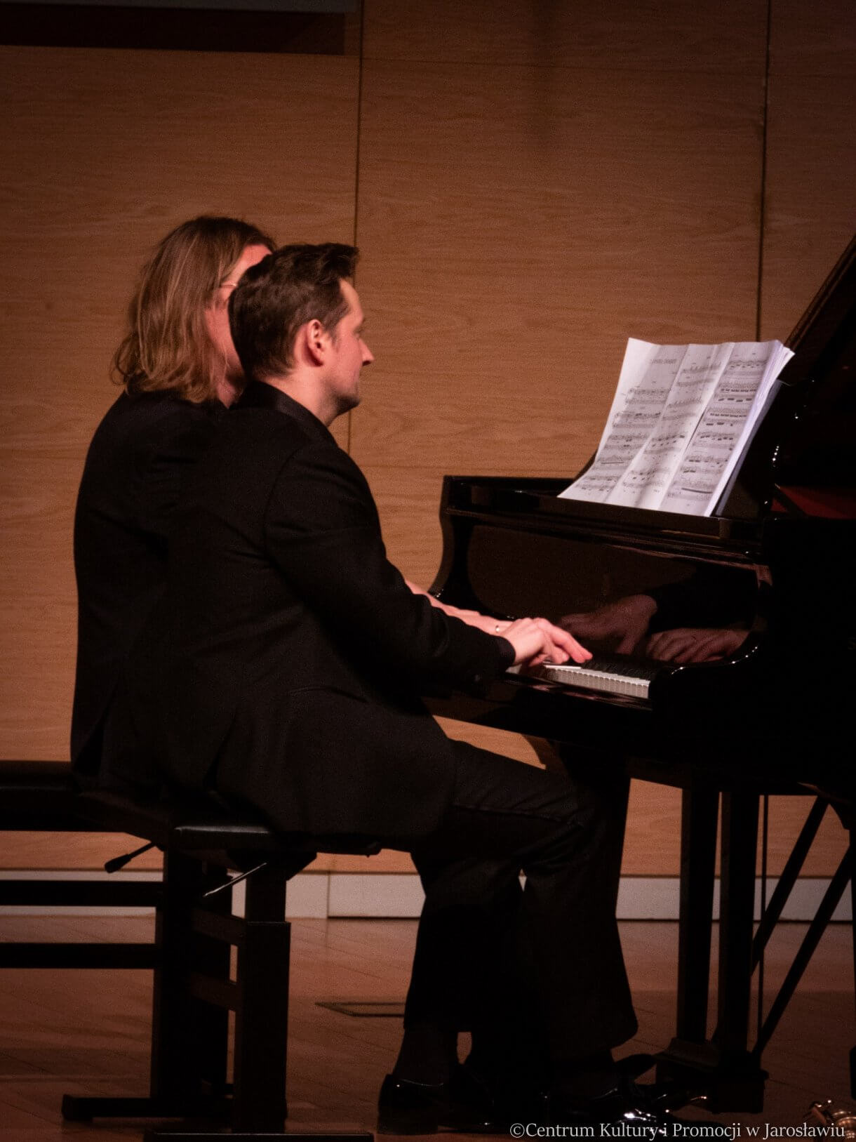 pianiści podczas wykonywania utworu na cztery ręce