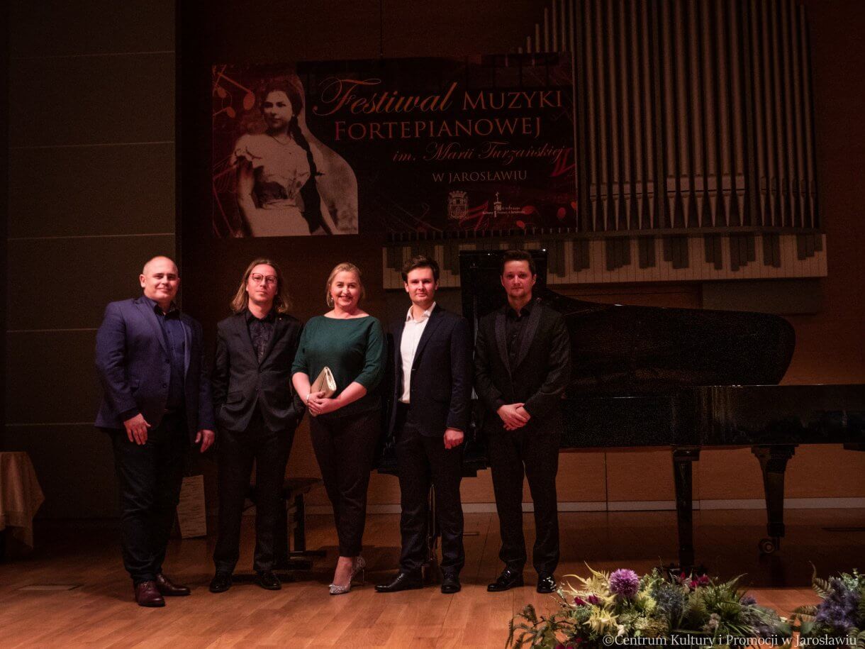 dyrektor CKiP z żoną i pianistami po zakończeniu koncertu