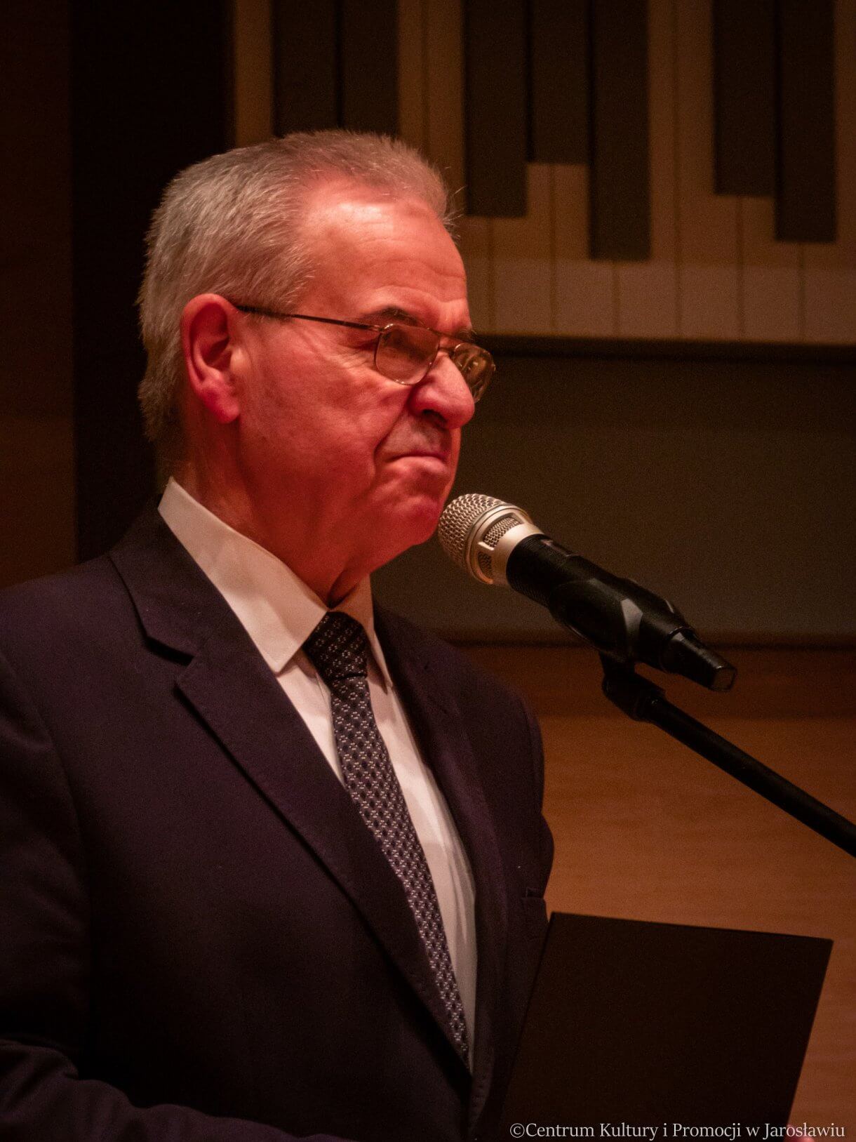 Bogusław Pawlak podczas prowadzenia koncertu