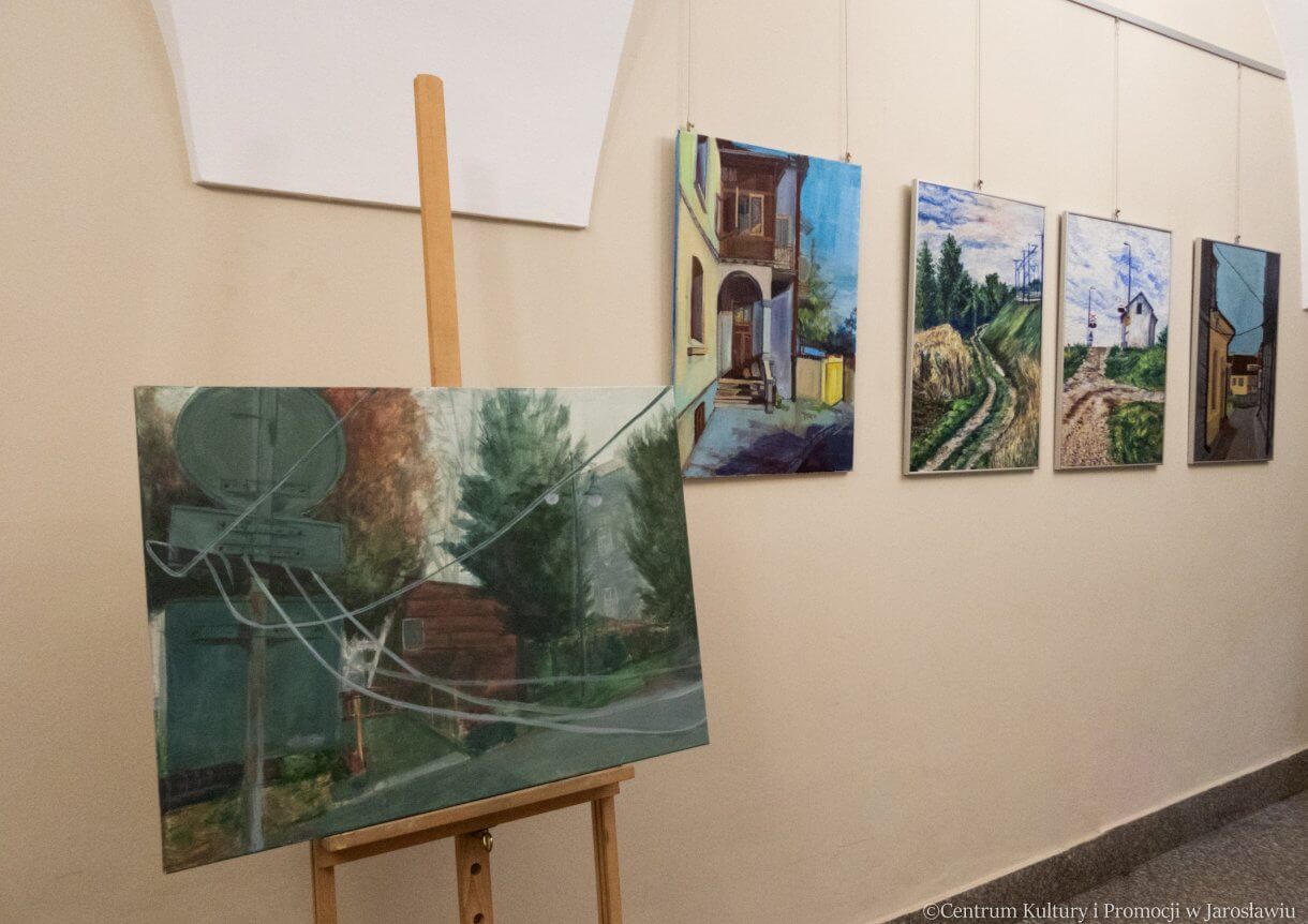 Galeria w Holu u Attavantich zaprasza na wystawę „Stare Miasto” Poplenerowa Wystawa Prac Malarskich Uczniów z Państwowego Liceum Sztuk Plastycznych im. S. Wyspiańskiego w Jarosławiu. „Stare miasto” to tytuł wystawy ale również miejsce, gdzie odbywał się jesienny plener malarski uczniów PLSP. Rynek oraz jego przyległe uliczki, kamienic oraz niecodzienne zakamarki zostały uwiecznione w technikach olejnych, akrylowych i pastelowych. Powstałe prace malarskie były eksponowane na wystawie w Galerii Synagoga – sali wystawowej jarosławskiego „PLASTYKA”. Część prac zostały ponownie udostępnione do obejrzenia na wystawie w Miejskiej Bibliotece Publicznej, natomiast w Galerii w Holu u Attavantich Centrum Kultury i Promocji możemy przez dwa kolejne miesiące oglądać prace, które są związane głównie z tematem architektury rynku.
