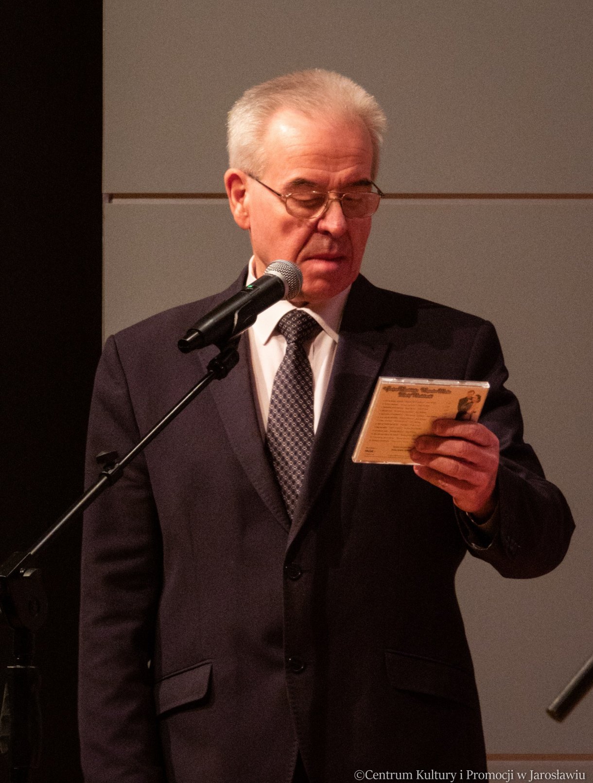 Bogusław Pawlak prowadzący koncert