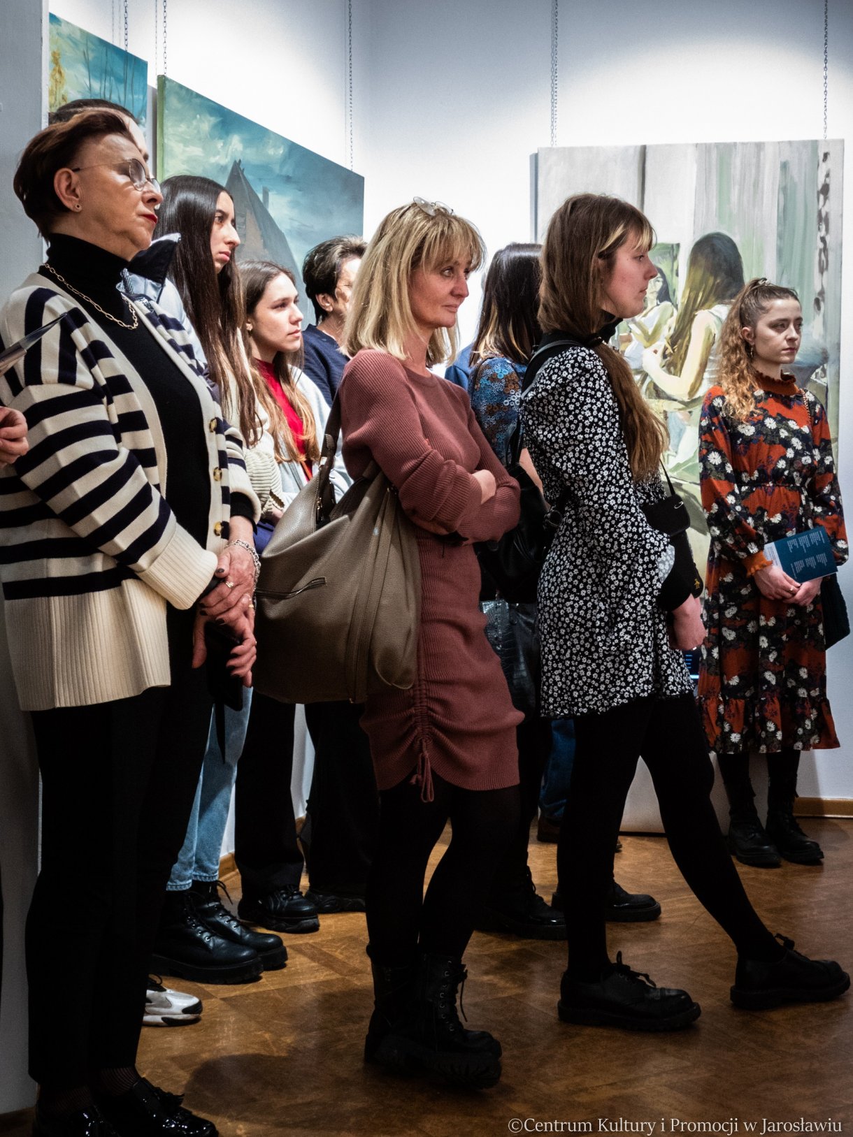 uczestnicy wernisażu wystawy 