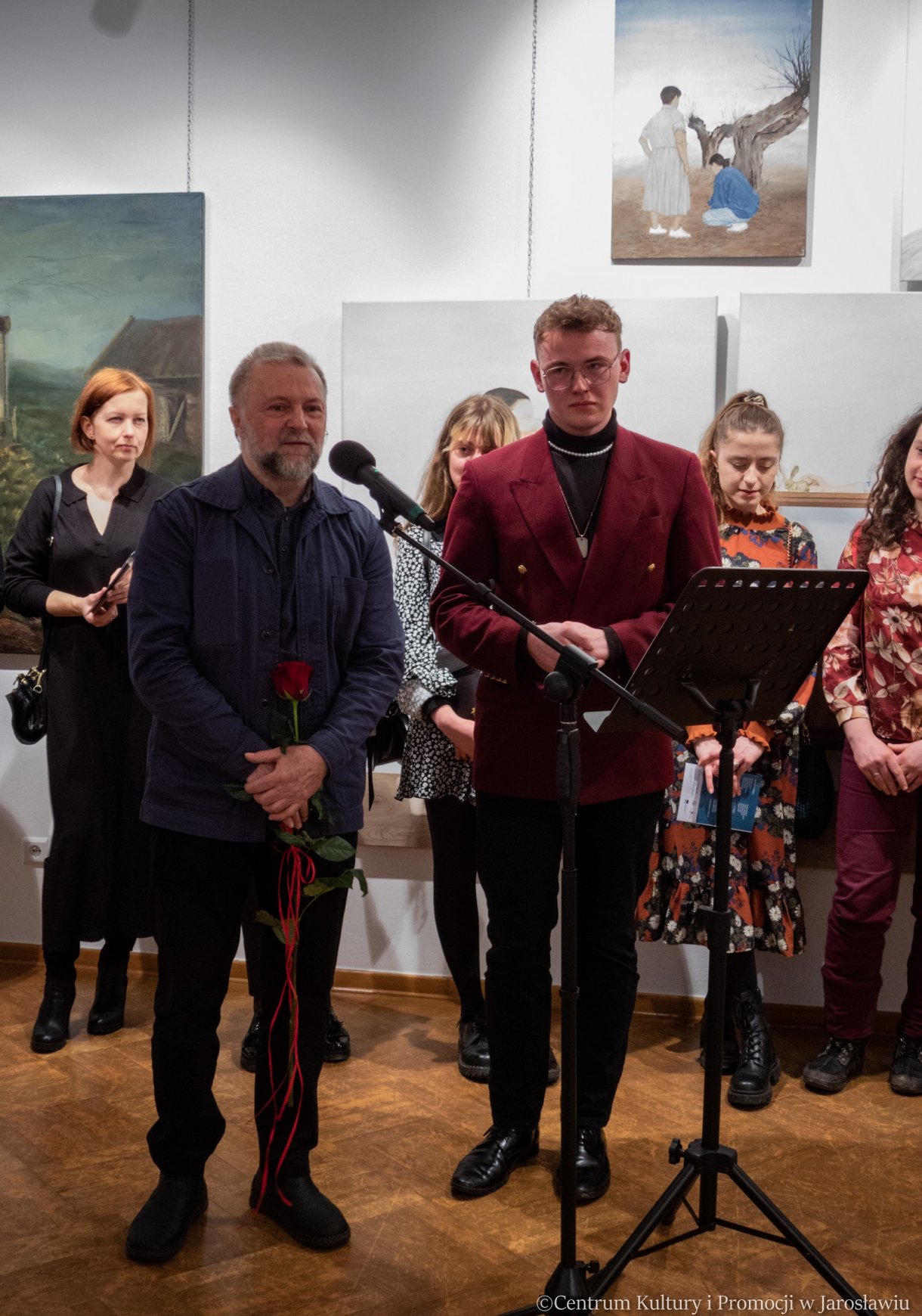 dr hab. Jarosław Sankowski podczas otwarcia wystawy oraz autorzy prac