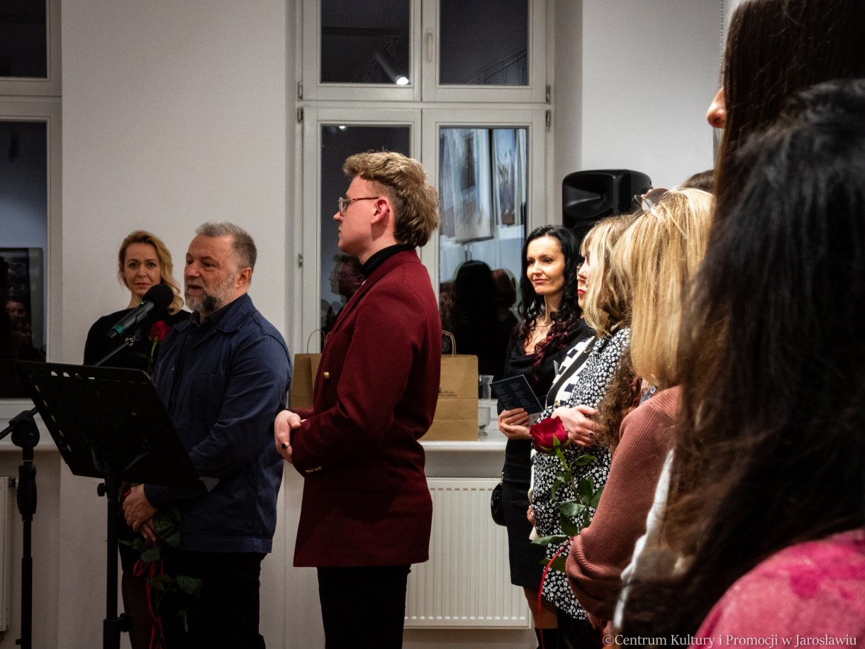 dr hab. Jarosław Sankowski podczas otwarcia wystawy oraz autorzy prac