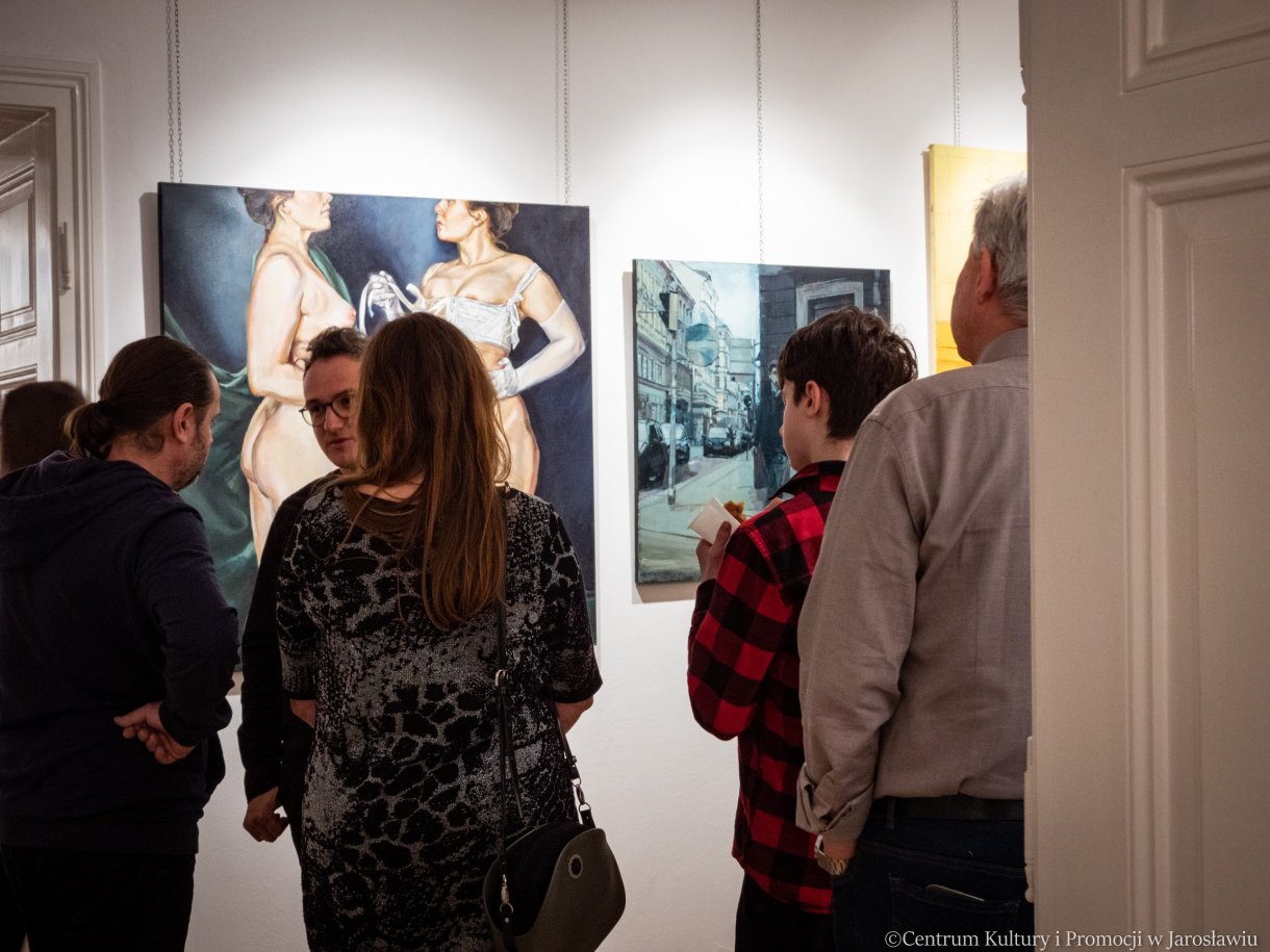 uczestnicy wernisażu wystawy 