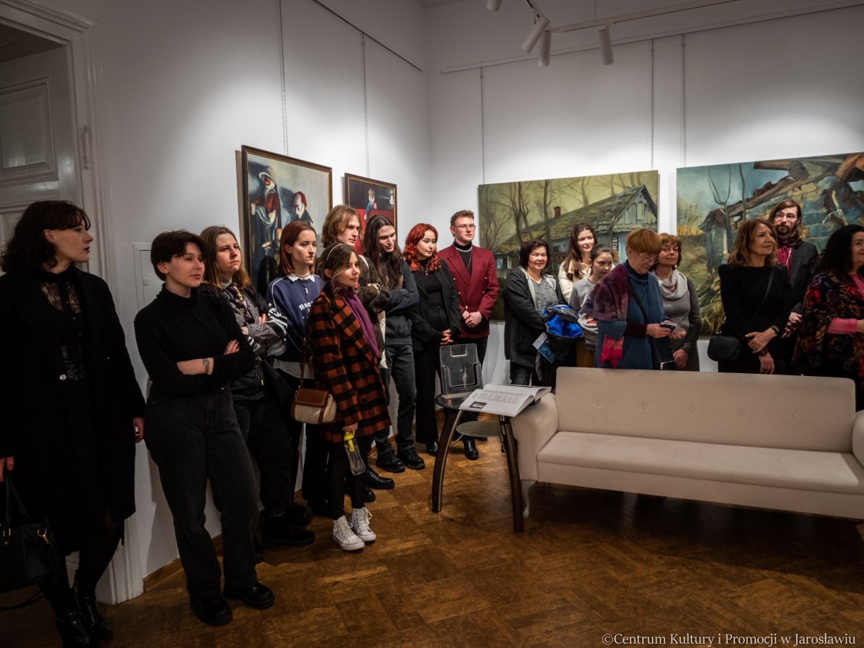 uczestnicy wernisażu wystawy 