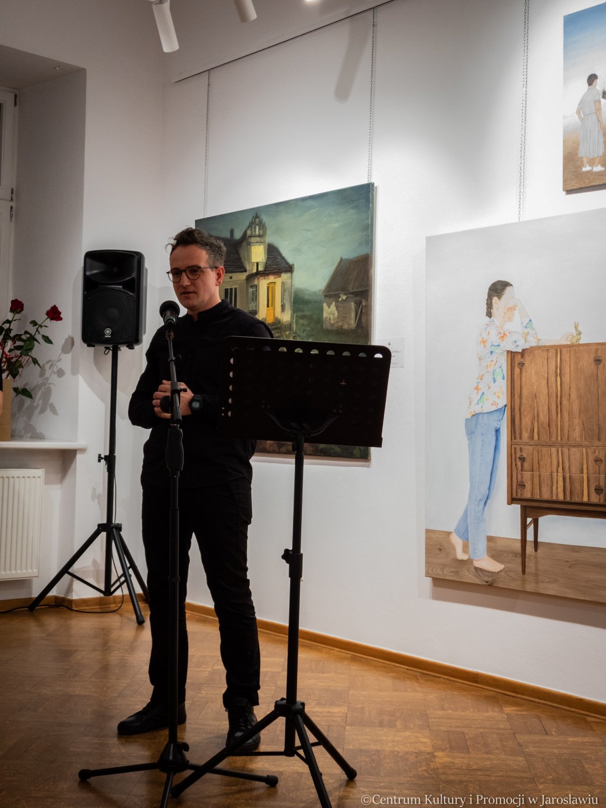 dr Łukasz Gil podczas otwarcia wystawy 