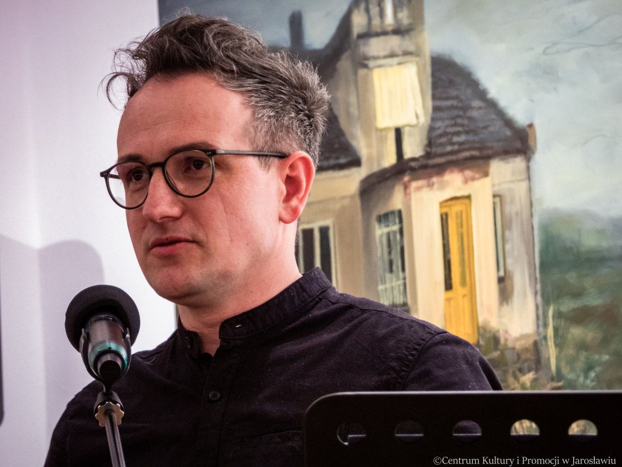 dr Łukasz Gil podczas otwarcia wystawy