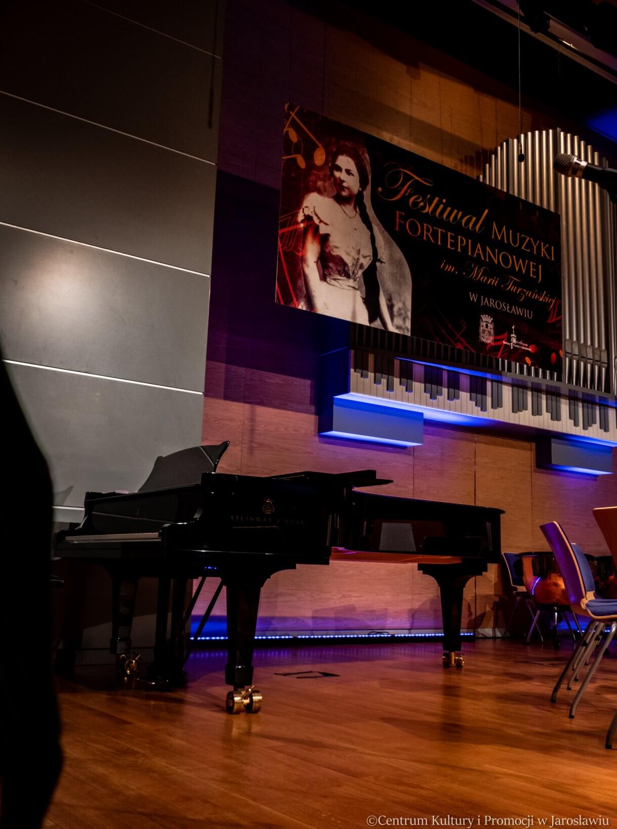 fortepian i tablica Festiwalu Muzyki Fortepianowej im. Marii Turzańskiej