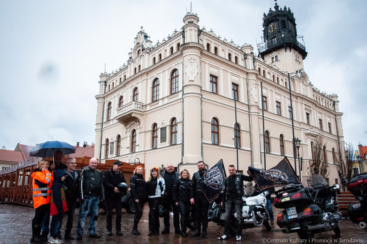 uczestnicy parady motocyklowej , pikniku z okazji powitania wiosny