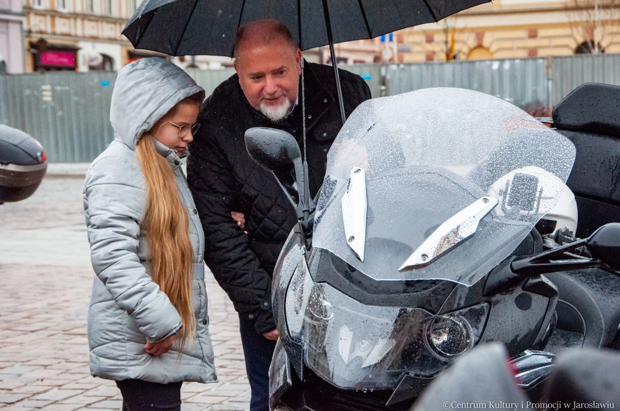 burmistrz miasta z córka oglądają motocykle