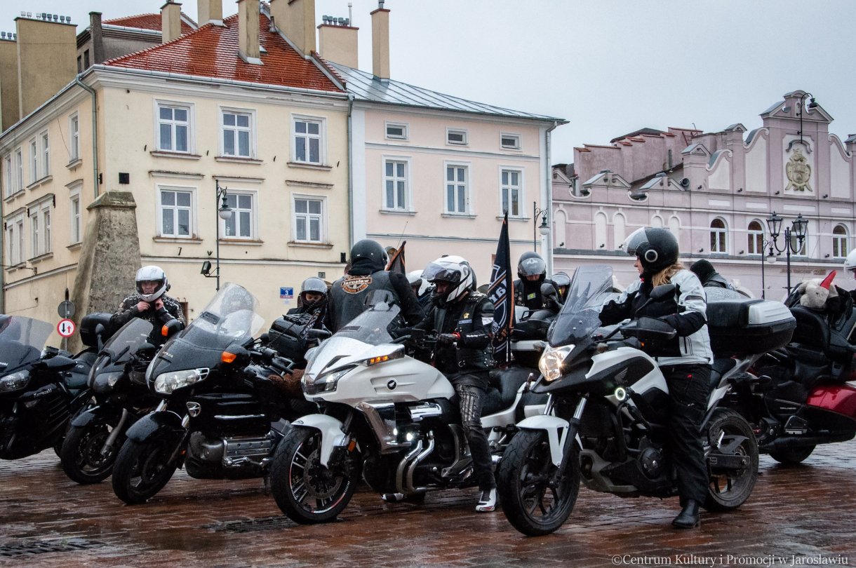 uczestnicy parady motocyklowej , pikniku z okazji powitania wiosny