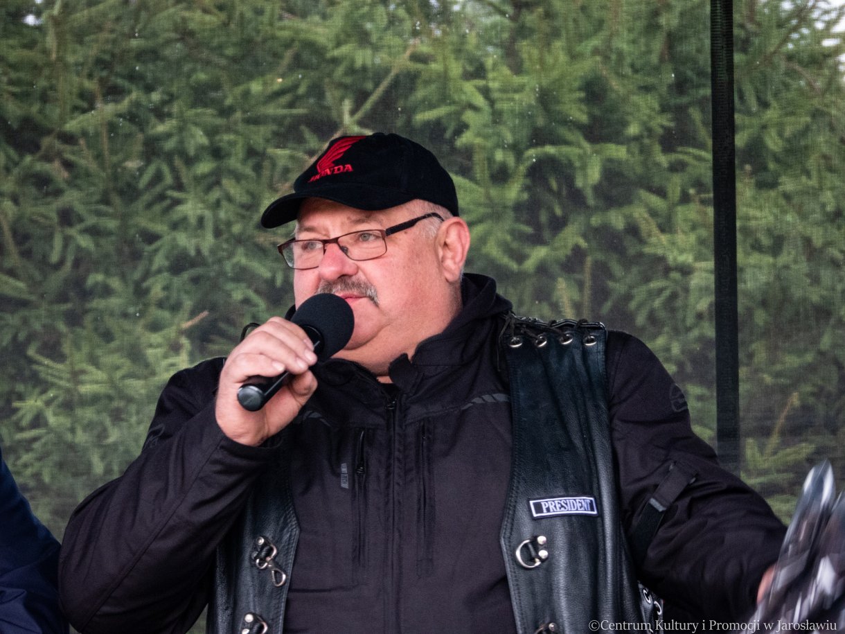 prezes grupy motocyklowej podczas otwarcia pikniku z okazji powitania wiosny