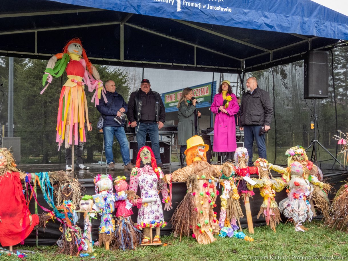 organizatorzy pikniku z okazji powitania wiosny podczas oficjalnego otwarcia, przed sceną kukiełki symbolizujące marzanny