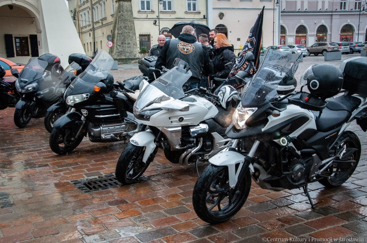 uczestnicy parady motocyklowej , pikniku z okazji powitania wiosny