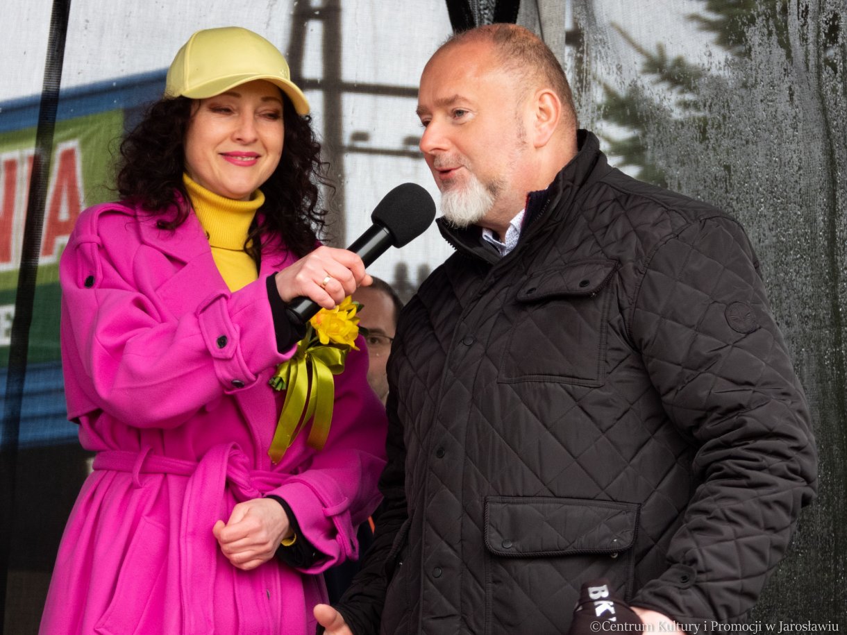 burmistrz miasta jarosławia podczas oficjalnego otwarcia pikniku z okazji powitania wiosny